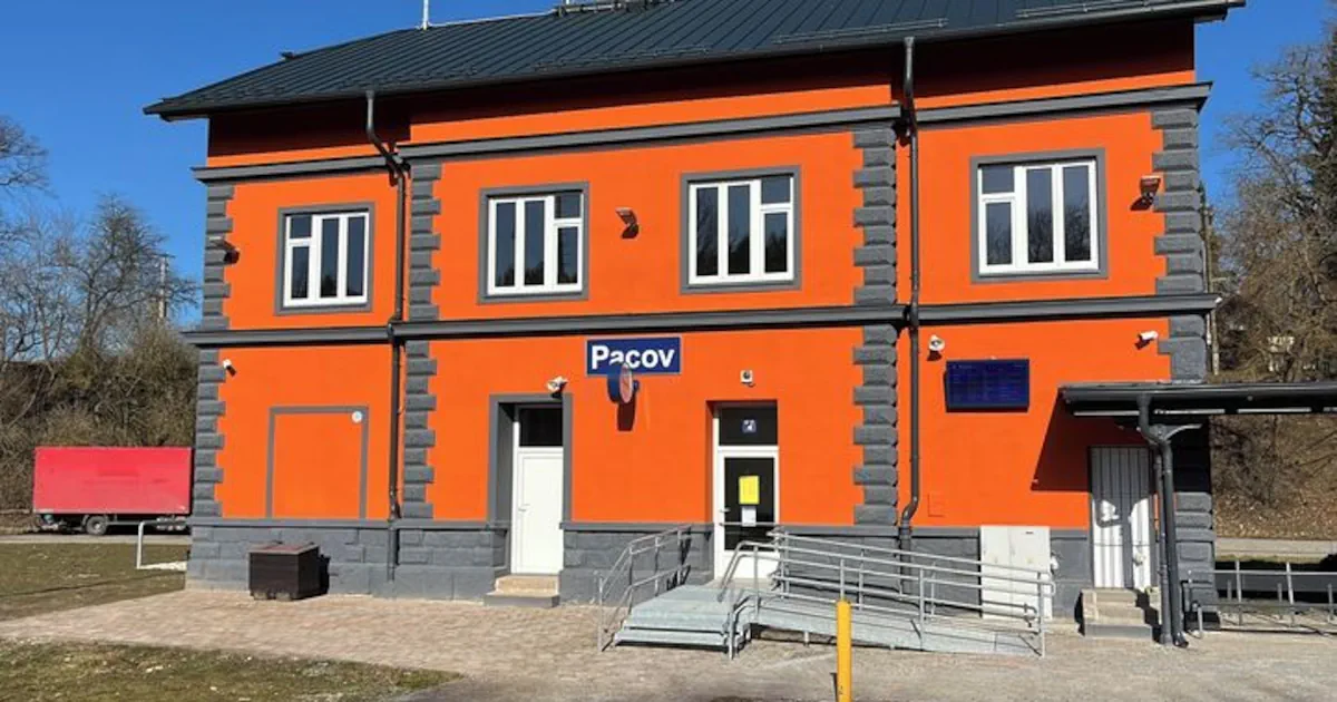 Nádraží Pacov se podobá nevěstinci