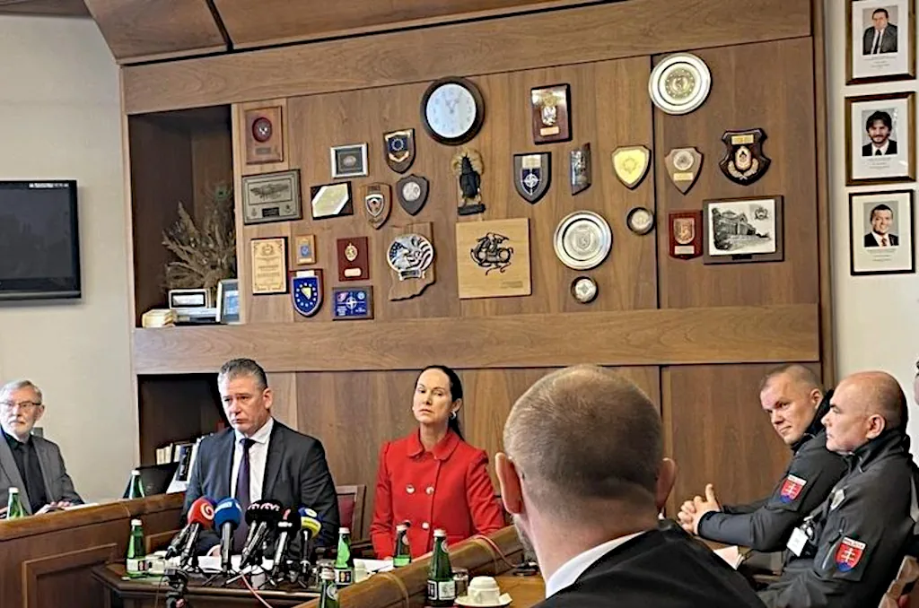 Minister Mikulec v horárni u Opitého jeleňa