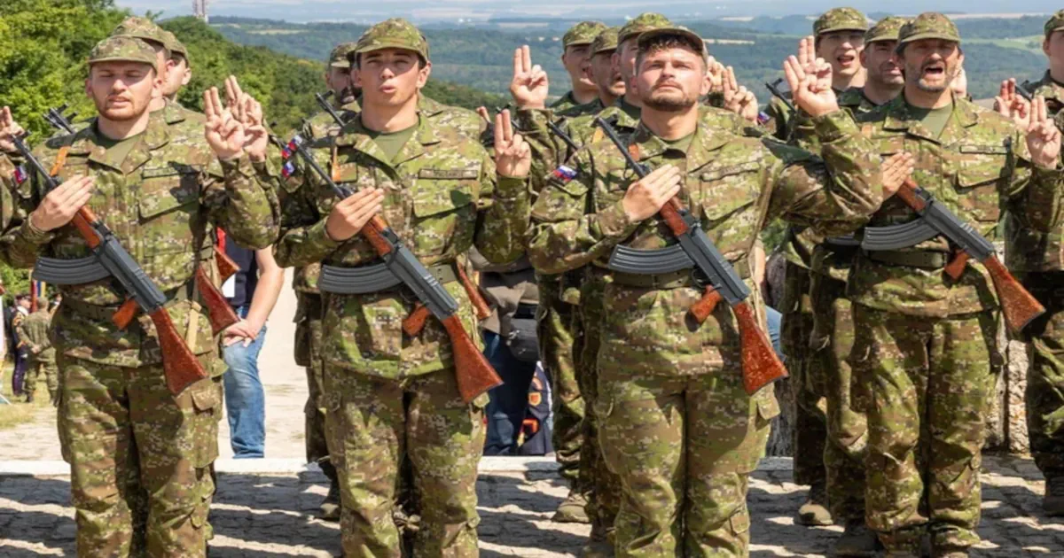 ozbrojenci maskace kalasnikov